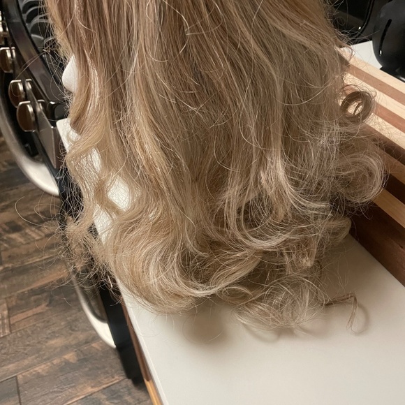 Adorable blonde curly wig with bouncy curls - Picture 3 of 5